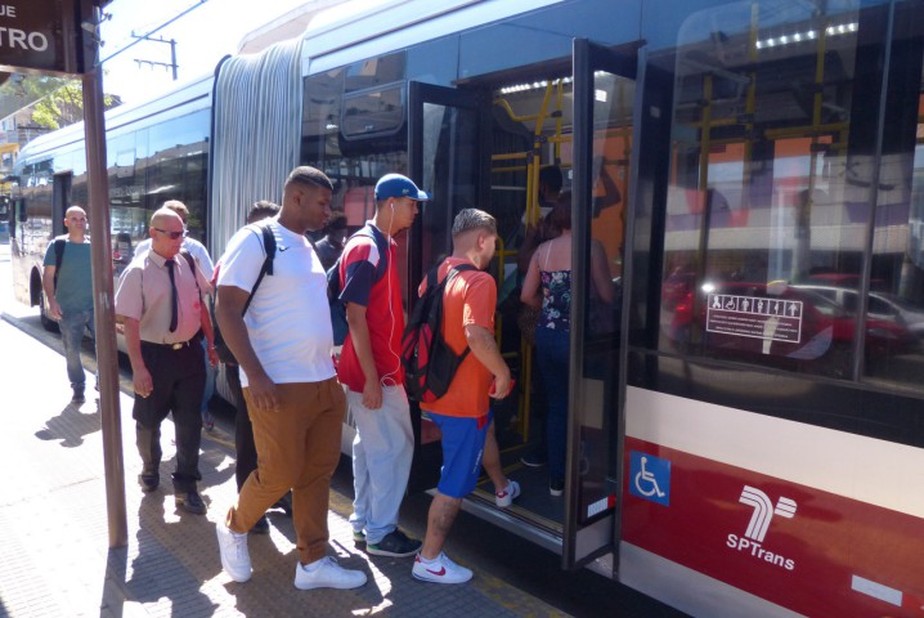 Passageiros embarcam em ônibus em São Paulo