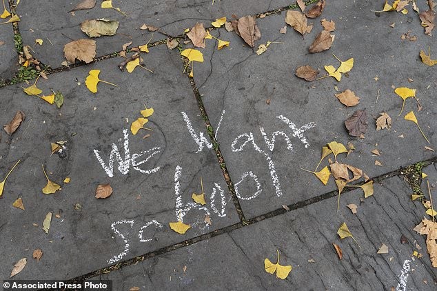 Um graffiti de estudante é escrito em uma calçada em frente à Prefeitura de Nova York durante um protesto de pais e alunos que se opõem ao fechamento de escolas (Foto: Reprodução/Daily Mail/AP Photo/Mark Lennihan)