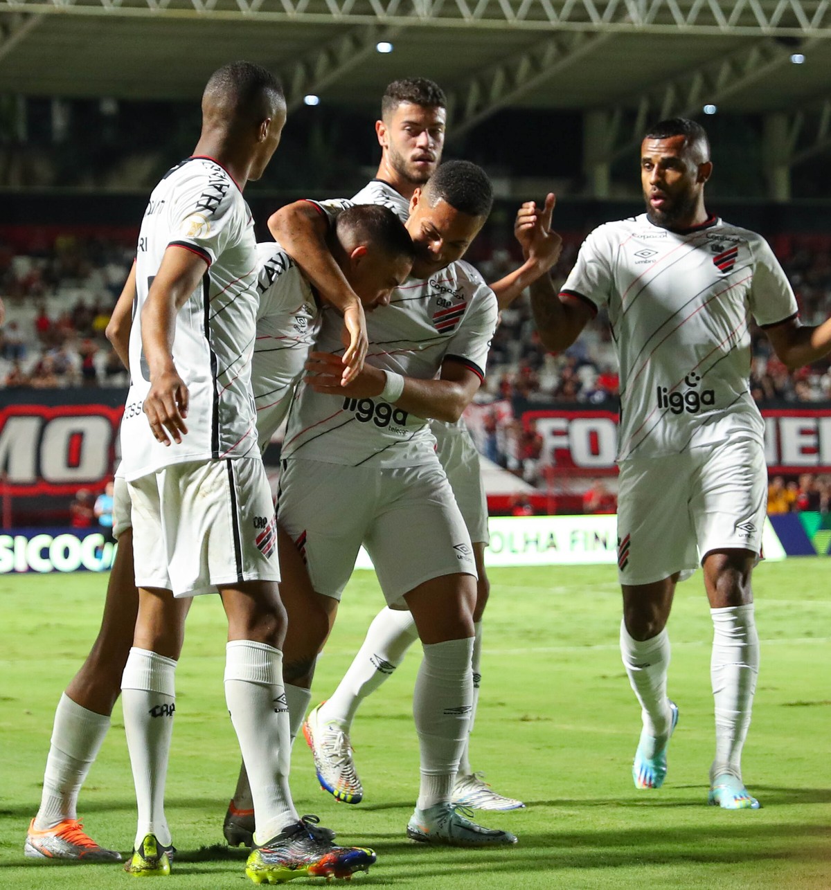 Há 28 rodadas seguidas no G6, Athletico encara o Botafogo por