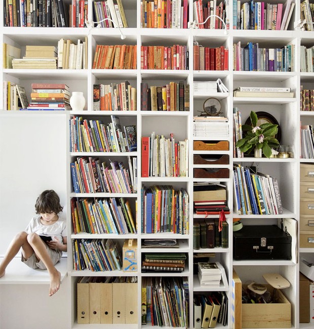 A estante funciona como uma biblioteca e os livros colorem a decoração (Foto: Indecora/ Reprodução)