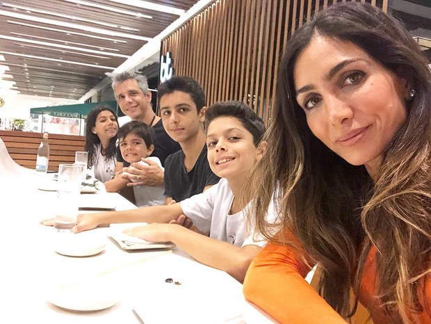 Márcio Garcia e Andréa Santa Rosa com os 4 filhos (Foto: Reprodução/Instagram)