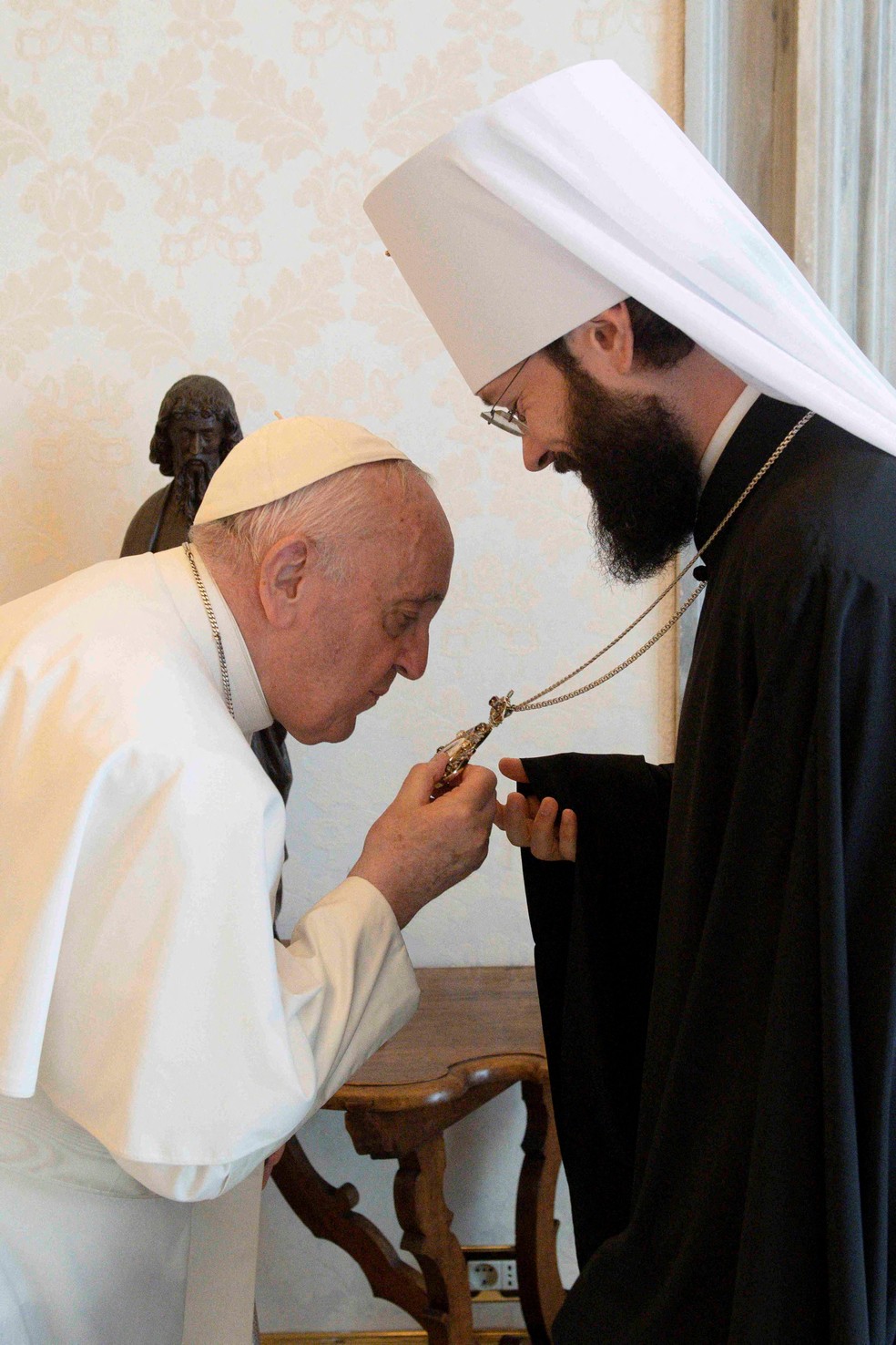 Papa Francisco durante reunião com o bispo Anthony Bishop, da Igreja Ortodoxa Russa — Foto: Vatican Media/­Handout via REUTERS 
