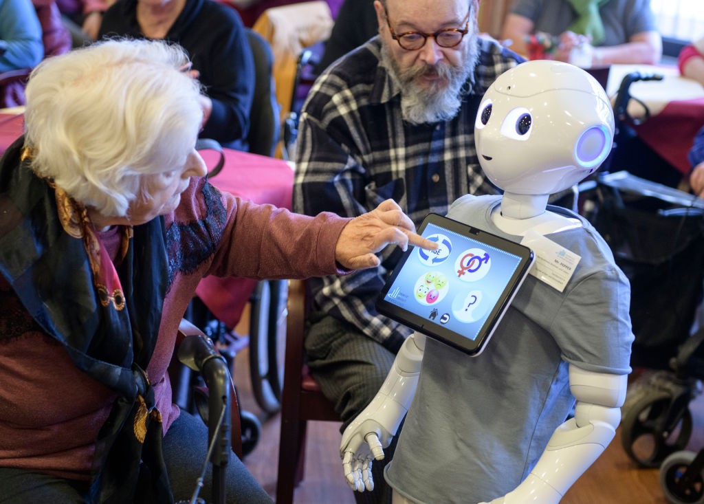 Robôs podem ser usados em terapias de idosos (Foto:  Thomas Lohnes/Getty Images)