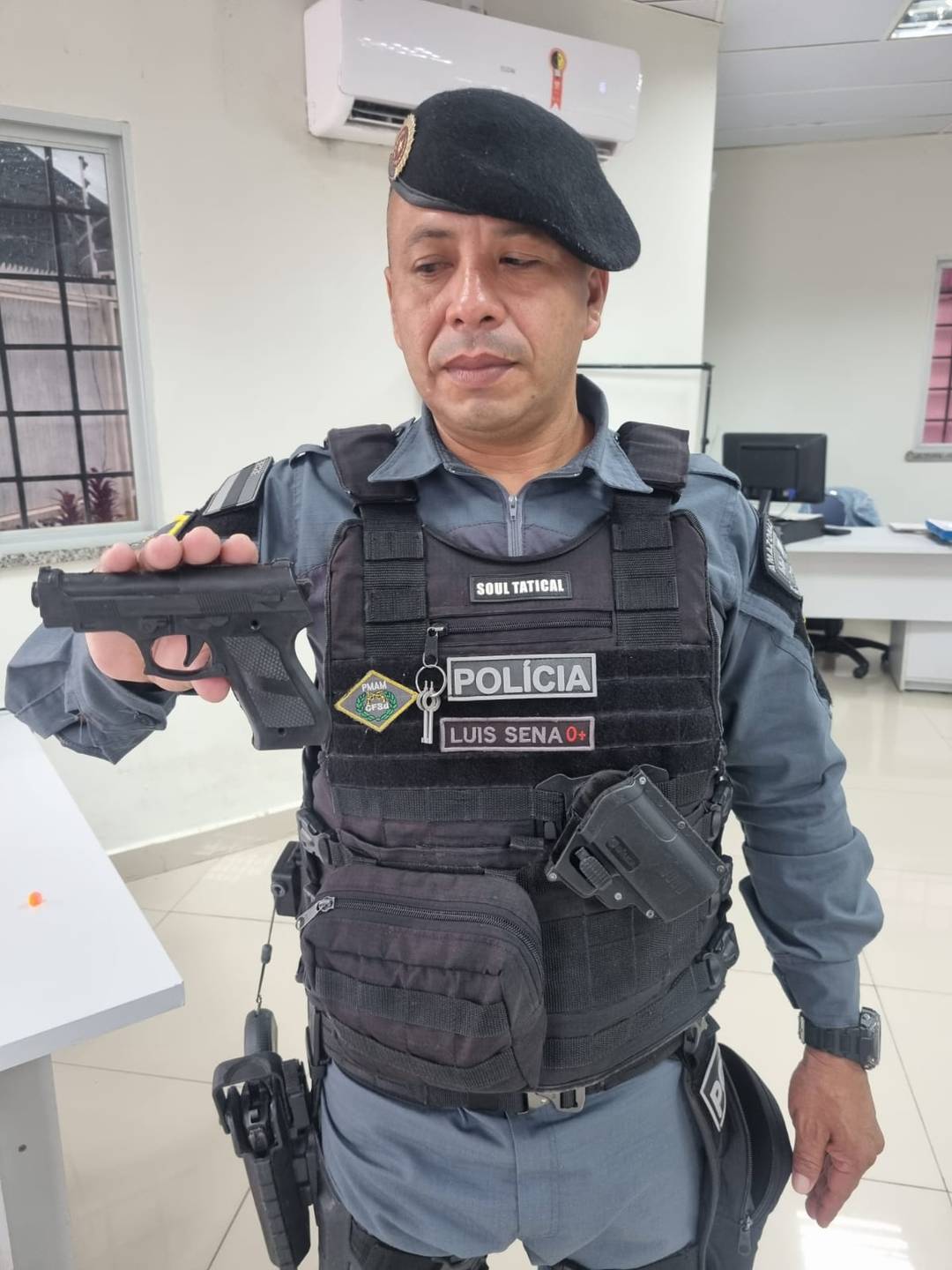Arma de brinquedo foi apreendida em local de votação em Coari, no Amazonas