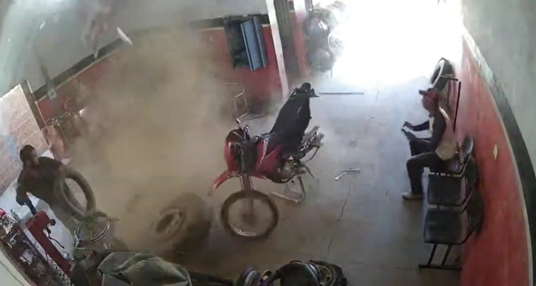VÍDEO: homem desmaia após explosão enquanto enchia pneu em borracharia na Bahia