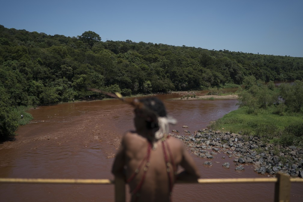 Hayo, chefe da comunidade indÃ­gena Pataxo Ha-ha-hae, observa o rio Paraopeba â Foto: Associated Press/Leo Correa