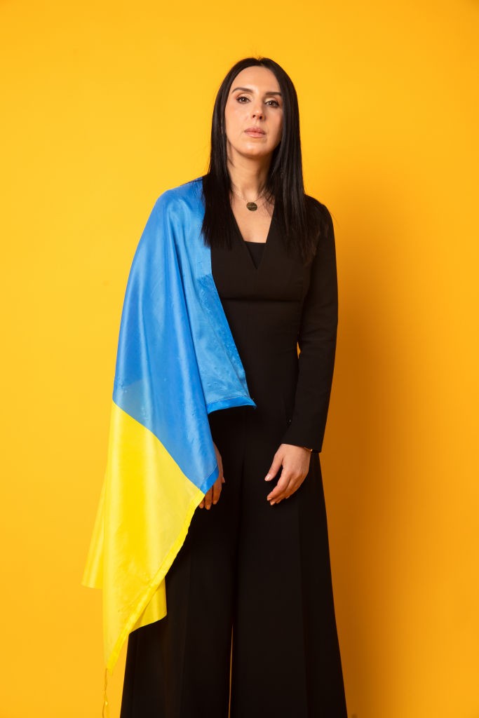 BIRMINGHAM, ENGLAND - MARCH 29: Jamala poses backstage during a Concert for Ukraine at Resorts World Arena on March 29, 2022 in Birmingham, England. All proceeds from Concert for Ukraine are being donated to Disasters Emergency Committee's Ukraine Humanit (Foto: Getty Images for Livewire Pictur)