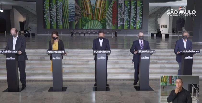 Em entrevista coletiva nesta segunda-feira (30), o governador João Doria anunciou o retorno de todas as cidades do Estado para a fase amarela do Plano SP (Foto: Reprodução/Youtube)