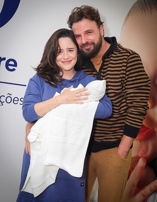 Fernanda Vasconcellos e Cássio Reis deixam maternidade com Romeo nos braços (Foto: Manuela Scarpa/Brazil News)