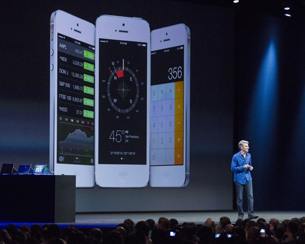 Craig Federighi apresenta o novo sistema operacional para dispositivos móveis, o iOS 7 (Foto: Kim White/Getty Images)