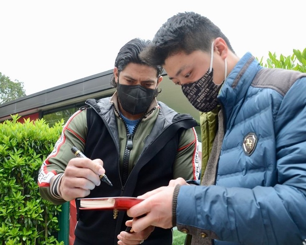 Hulk dá autógrafo para torcedor no CT — Foto: Divulgação/Shanghai SIPG