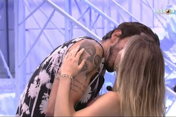 Gabi e Guilherme se beijam no BBB 20 (Foto: TV Globo/Divulgação)