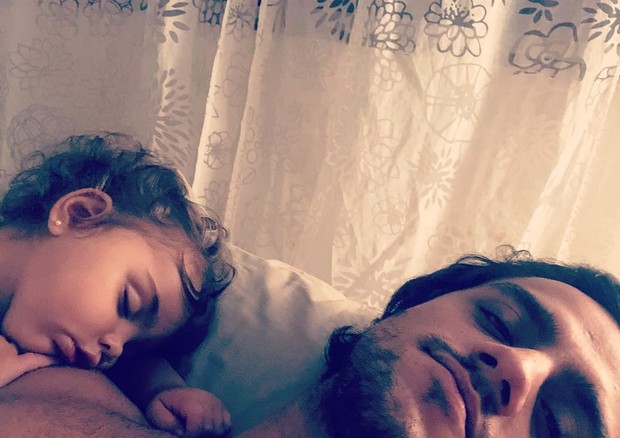 Felipe Simas mostra momento de ternura com a filha (Foto: Reprodução/Instagram)