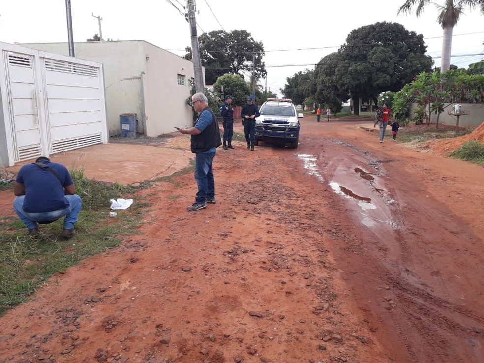Pol&iacute;cia e per&iacute;cia estiveram em local onde feto foi encontrado em MS &mdash; Foto: Osvaldo N&oacute;brega/TV Morena