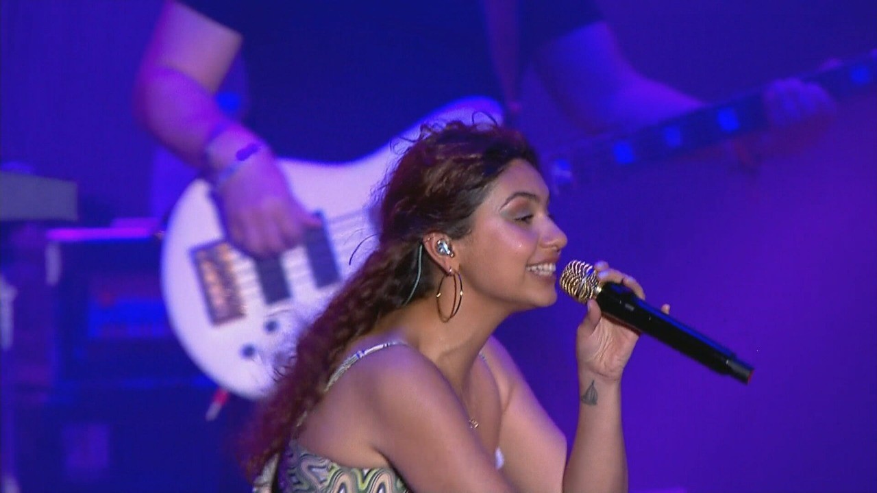 Alessia Cara canta Djavan e João Gilberto no Lollapalooza 2022