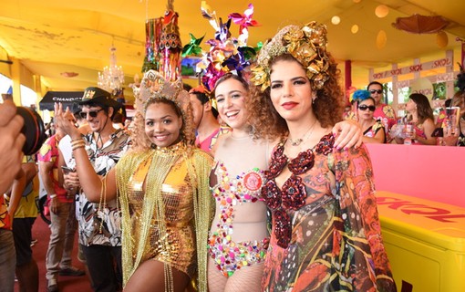 Com pouca roupa, Luiza Possi se veste de Eva para curtir Carnaval - Quem |  Carnaval 2018