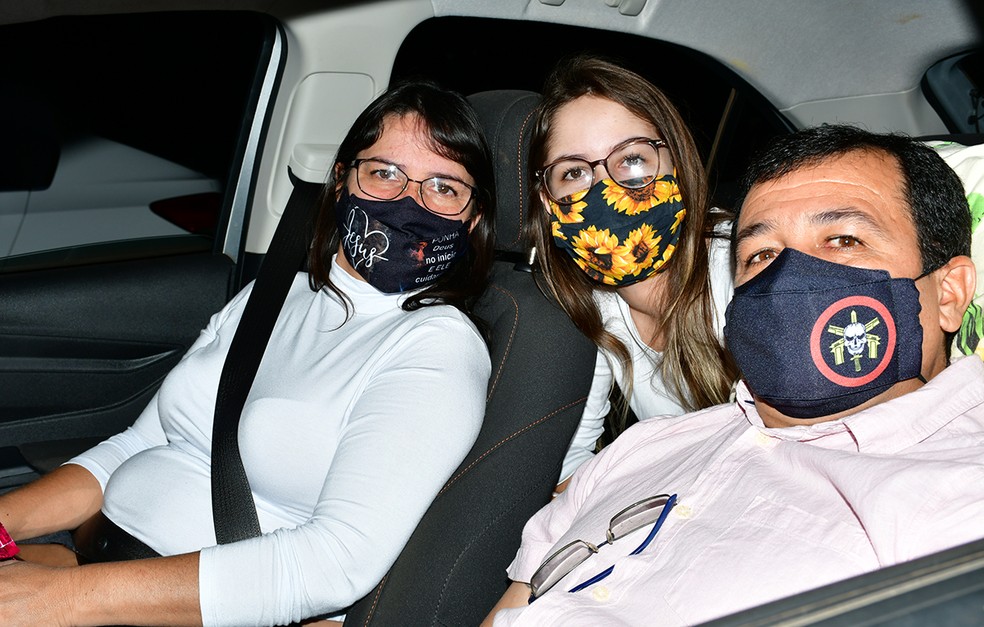 Em família: Vanessa Ferreira veio de Presidente Bernardes (SP) com os pais Edeval e Adriana para prestigiar ao filme — Foto: Ector Gervasoni e Gabriela Oliveira