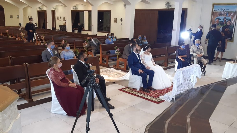 Apenas 30 pessoas entraram na igreja durante casamento realizado em Natal. Convidados ficaram dentro dos carros — Foto: Sérgio Henrique Santos/Inter TV Cabugi