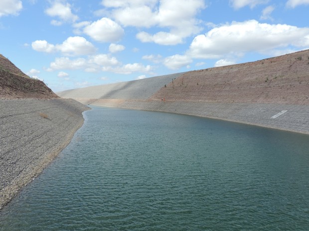 Canal de acesso leva água da barragem de Itaparica até a Estação de Bombeamento 1 do Eixo Leste (Foto: Katherine Coutinho / G1)