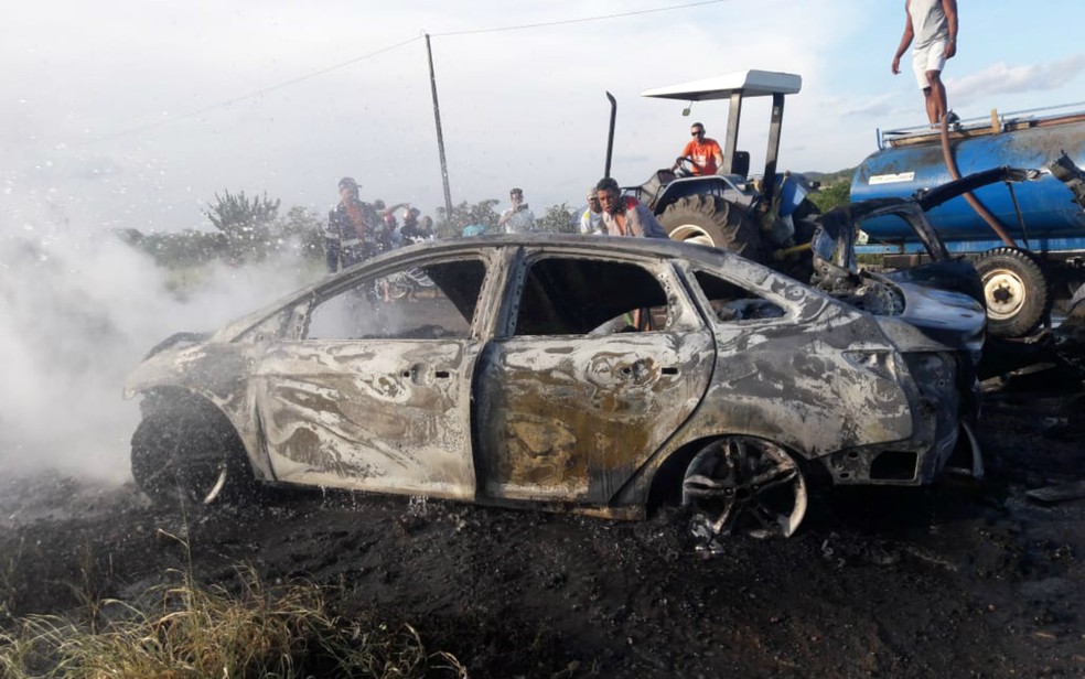 Carro ficou destruído após batida — Foto: Portal Bahia 10