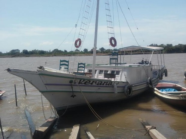 Passageiros da embarcação atingida pela lancha escolar não sofreram ferimentos (Foto: Arney Barreto/TV Tapajós)