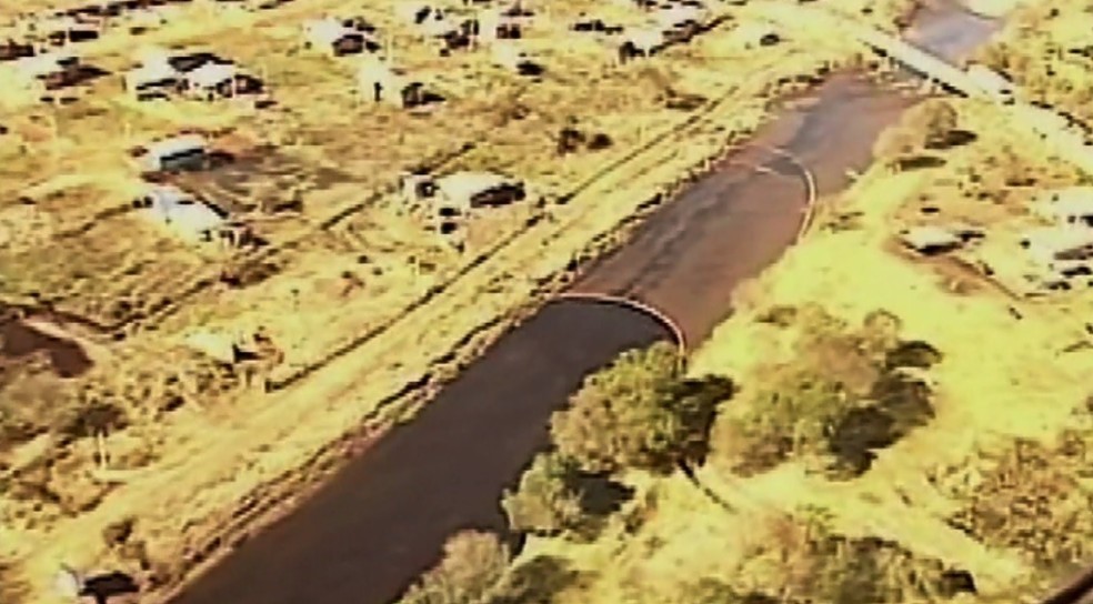 Vazamento de óleo no rio foi registrado há mais de 20 anos — Foto: Arquivo/RPC