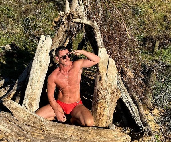 O ator Luke Evans em uma praia na Austrália (Foto: Instagram)