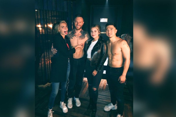 Cara Delevingne e a namorada Ashley Benson com strippers em Las Vegas  (Foto: Twitter)