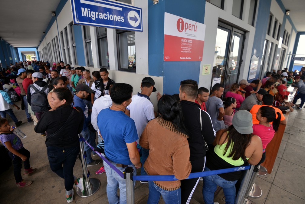 Venezuelanos fazem fila na fronteira do Equador com o Peru nesta quinta-feira (23) — Foto: Cris Bouroncle/ AFP