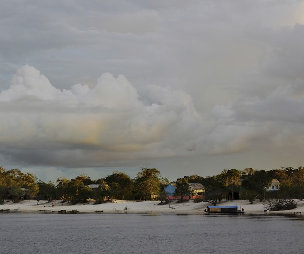 Stilt homes on the banks of the Rio Negro at dusk. Location: Daracoa village is located on a remote sandbar in the Amazon Rio Negro river (black river, Negro river), about 2 days upstream from Manaus, Rio Negro, Amazonas (Amazon Basin), Brazil (Foto: Getty Images)