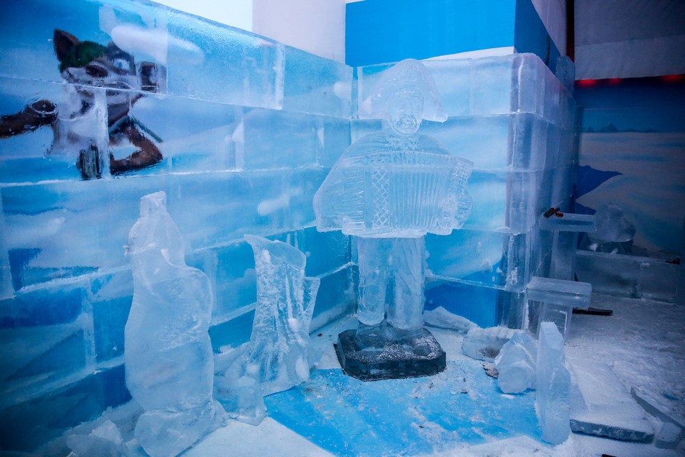 Bar de gelo em Fortaleza tem escultura de Luiz Gonzaga — Foto: Helene Santos/SVM