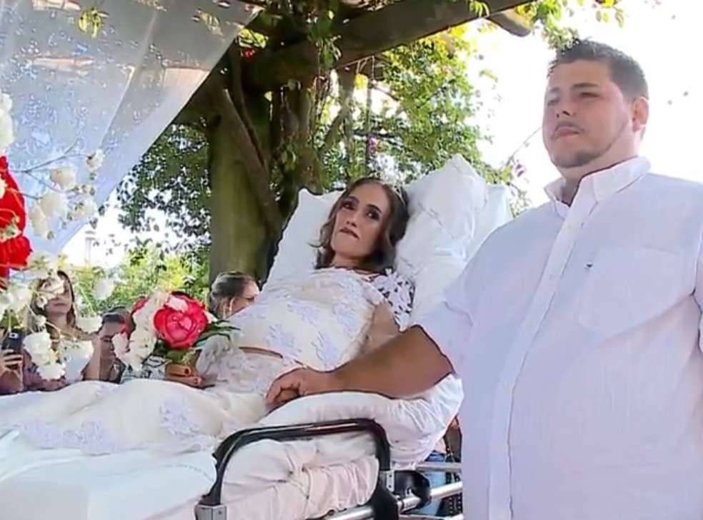 Valquíria e Iagor se casaram no hospital em 12 de abril — Foto: Reprodução/RBS TV