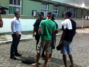 Homem é detido em São Gonçalo (Foto: Tassia Thum/ G1)