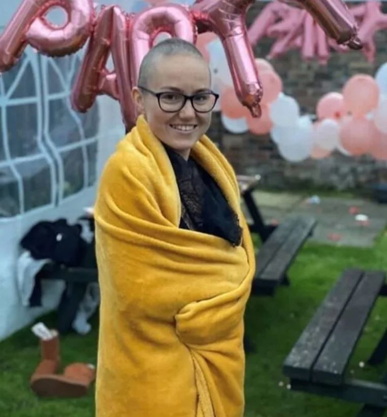 Tiana Campbell durante o tratamento contra o câncer (Foto: Reprodução/The Sun)