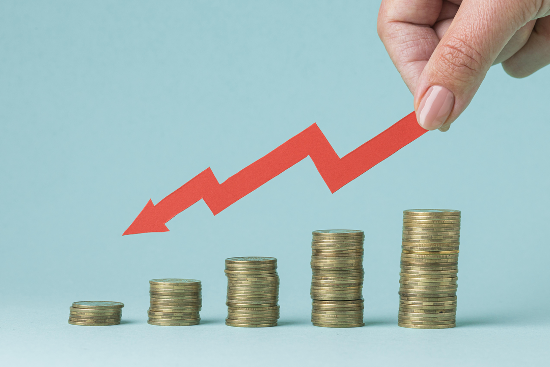 pile-coins-forming-graph Dólar fecha em alta, após acordo entre EUA e UE; Ibovespa recua