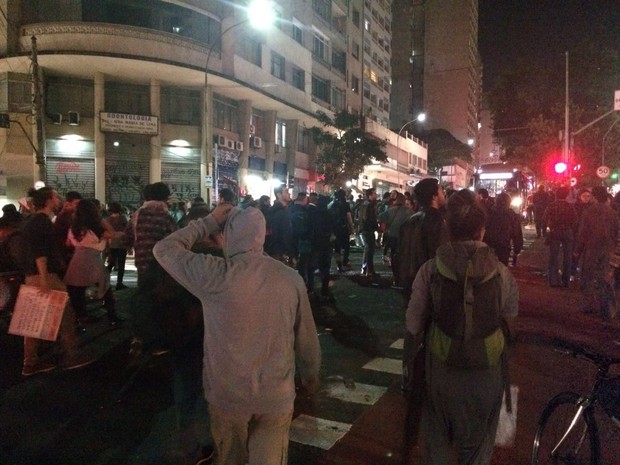 Grupo se reuniu e seguiu pela Rua da Consolação em direção à Paulista (Foto: Glauco Araújo/G1)