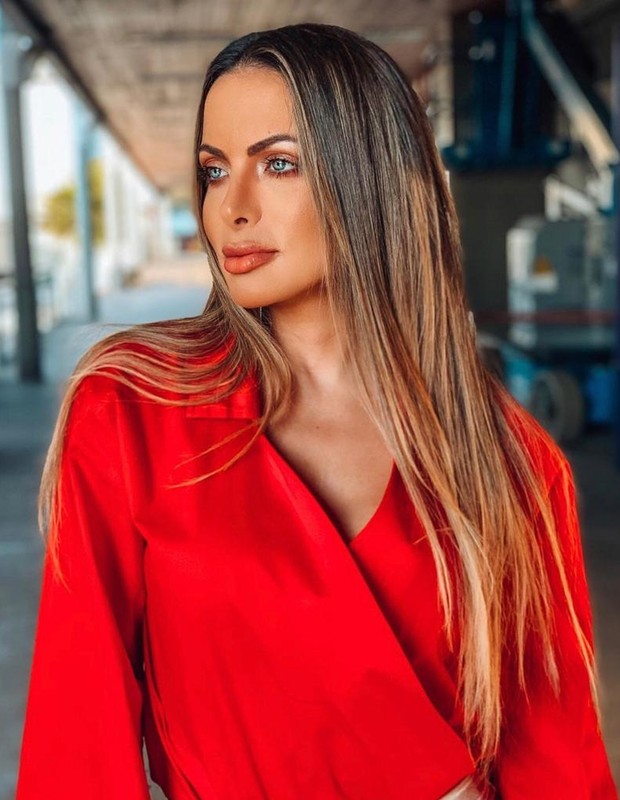 Carla Prata é apresentadora da Rede TV! (Foto: Reprodução/Instagram)