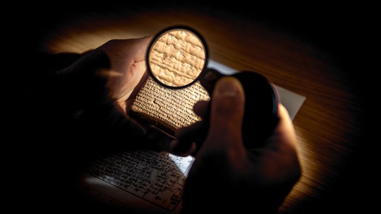 IA consegue ler texto de 2 mil a.C. que era hino à cidade da Babilônia