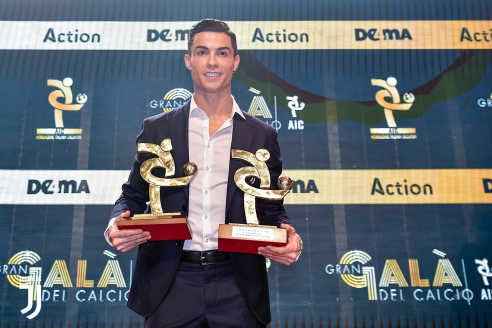 Ausente Em Cerimonia Da Bola De Ouro Cristiano Ronaldo Recebe Premio De Melhor Do Italiano Futebol Italiano Ge