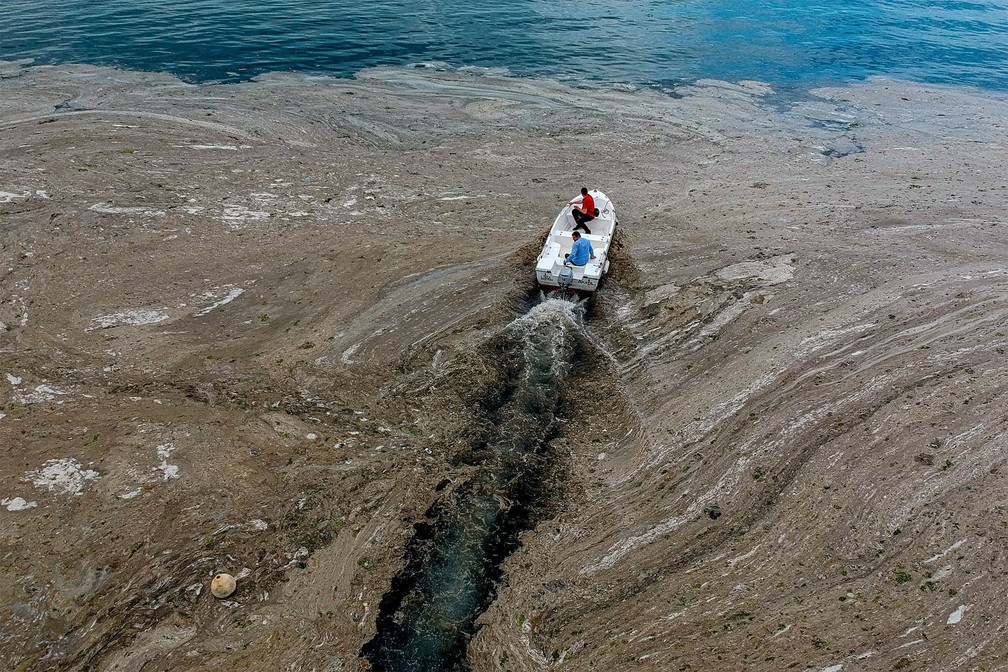'Muco marinho' cobre as águas do Mar de Mármara, em Istambul, na Turquia — Foto: Yasin Akgul/AFP