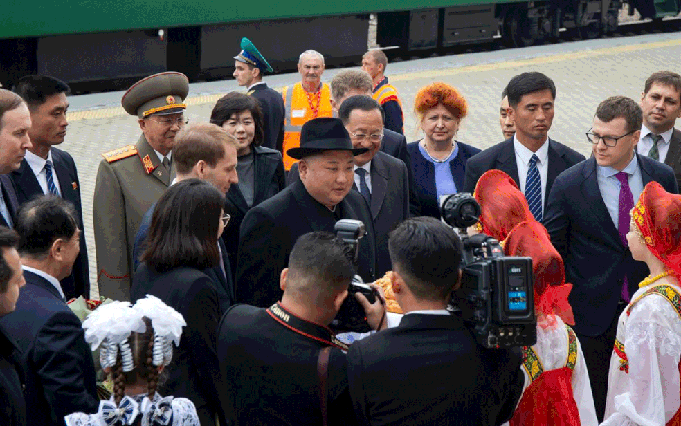 O líder norte-coreano Kim Jong-un é recebido em estação de trem em Khasan, na Rússia — Foto: Primorsky Krai / Alexander Safronov / via REUTERS 