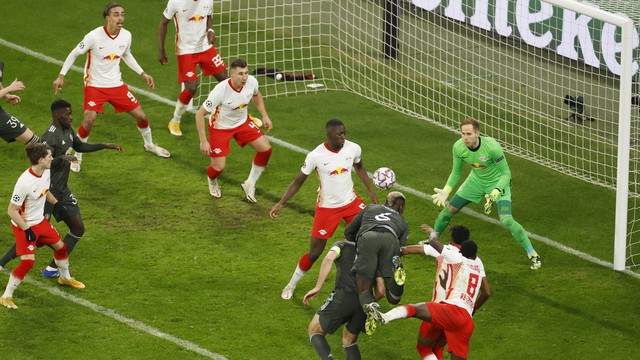 Pogba cabeceia para marcar o segundo gol do Manchester United