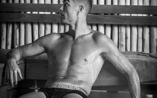 Cristiano Ronaldo filosofa só de cueca em sauna: "Estilo de vida puxa o gatilho"