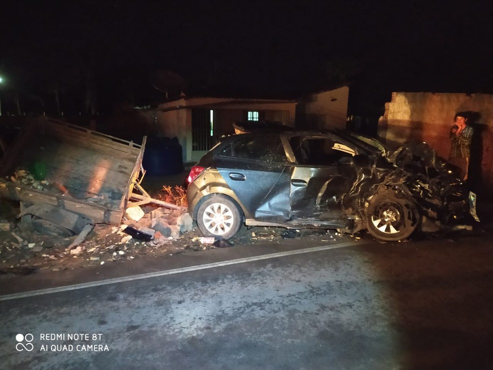 Frente do Ônix ficou destruída com o impacto do acidente em Feir Grande — Foto: Ascom/Bombeiros