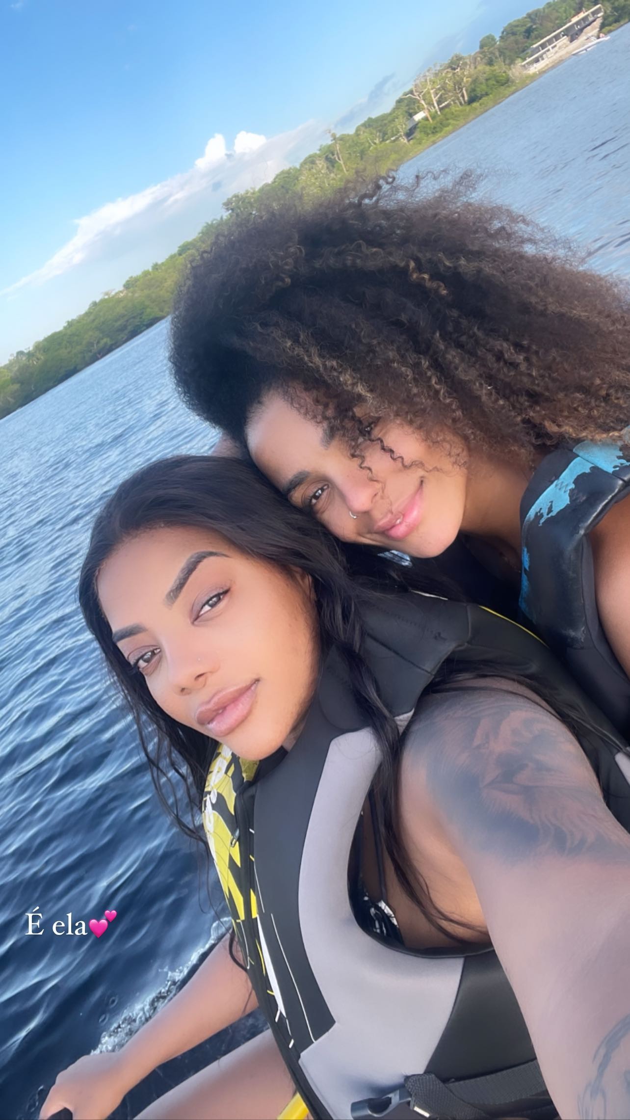 Ludmilla e Brunna Gonçalves passeiam de jet-ski no Amazonas (Foto: Reprodução/Instagram)