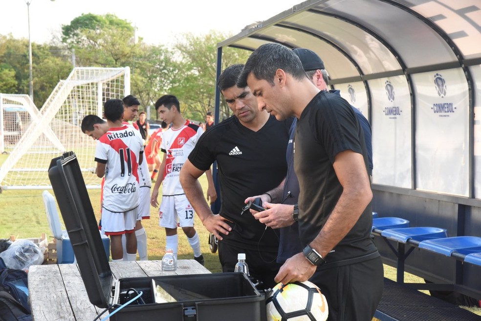 Sandro Meira Ricci, em treinamento de árbitro de vídeo promovido pela Conmebol nesta semana (Foto: Divulgação/Conmebol)
