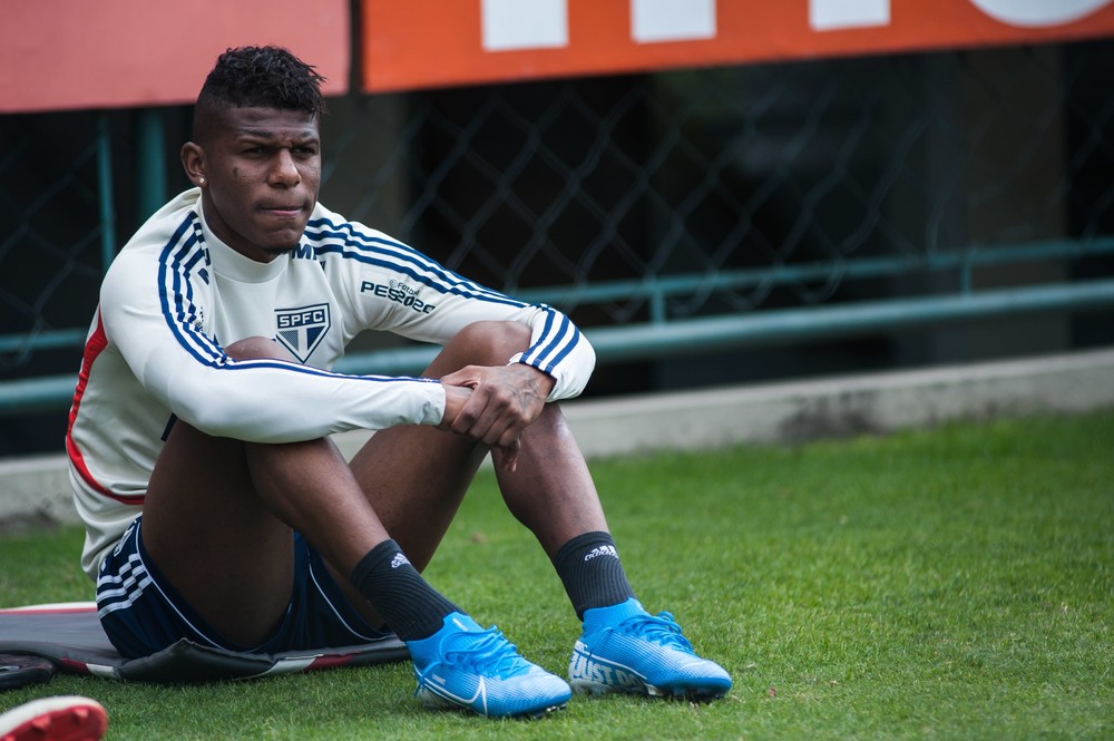 [COMENTE]: Arboleda veste camisa do Palmeiras e enfurece a torcida, ainda tem espaço no São Paulo?