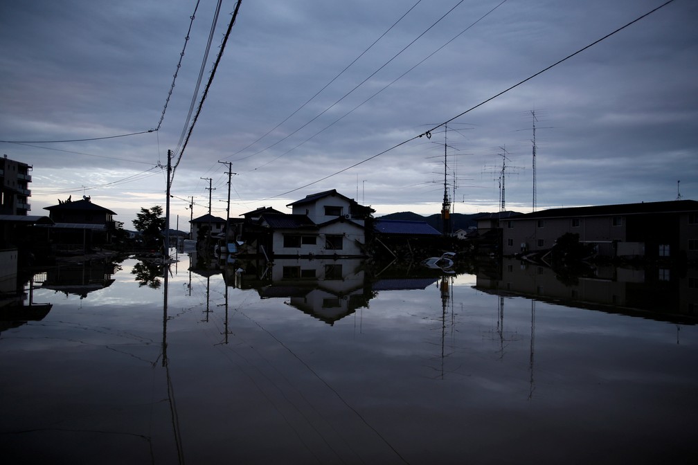 Casas submersas são vistas em uma área inundada na cidade de Mabi, em Kurashiki, Japão (Foto: Issei Kato/ Reuters)