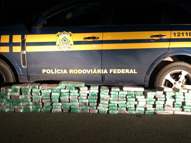 Mais de 110kg de maconha e R$ 300 mil são apreendidos na Fernão Dias (Foto: Polícia Rodoviária Federal)