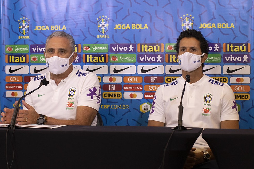 Técnico Tite ao lado de Rodrigo Lasmar, médico da seleção brasileira — Foto: Lucas Figueiredo / CBF